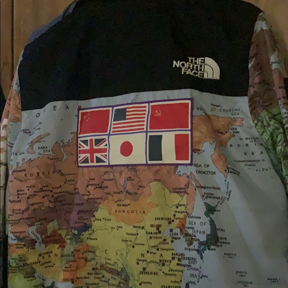 Supreme x north face  world map jacket - Picture 4 of 5